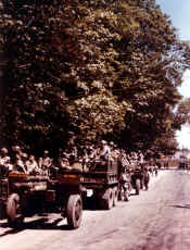 383837355 32ND Field Artillery Bn, the B Co to the left (Dodge) and the C Co to right (GMC+105mm HM2) belonging to the 1ST US ID.jpg (5857955 bytes)