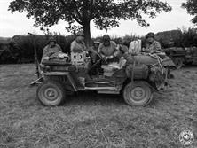 82ND RECON HAVING LUNCH